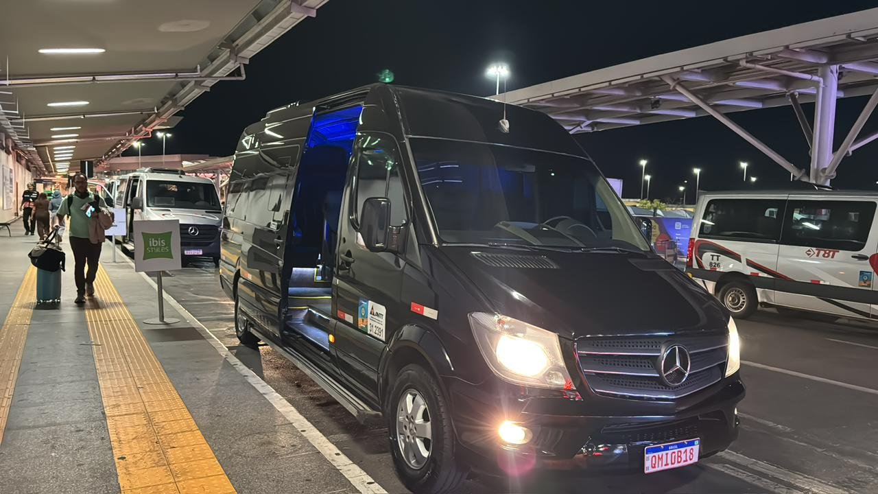 Van preta da Rezende Turismo em atendimento no aeroporto